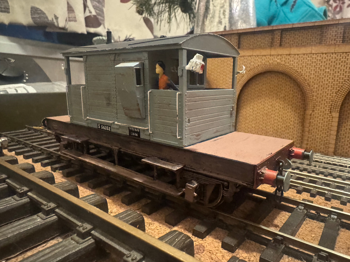 Dapol 7F-100-102 (O) EX SR 25T ‘Pill Box’ Brake Van No.S56352 in Weathered and British Railway Grey 