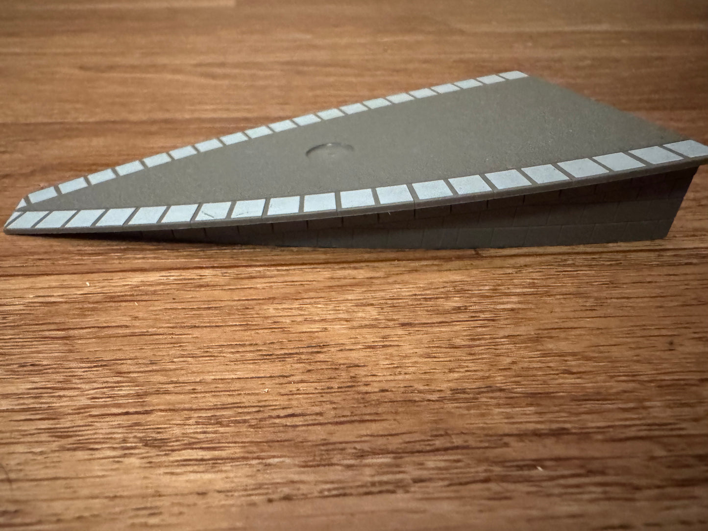 Hornby R464 (OO) Platform Ramp. Grey Top and Brick Effect. 