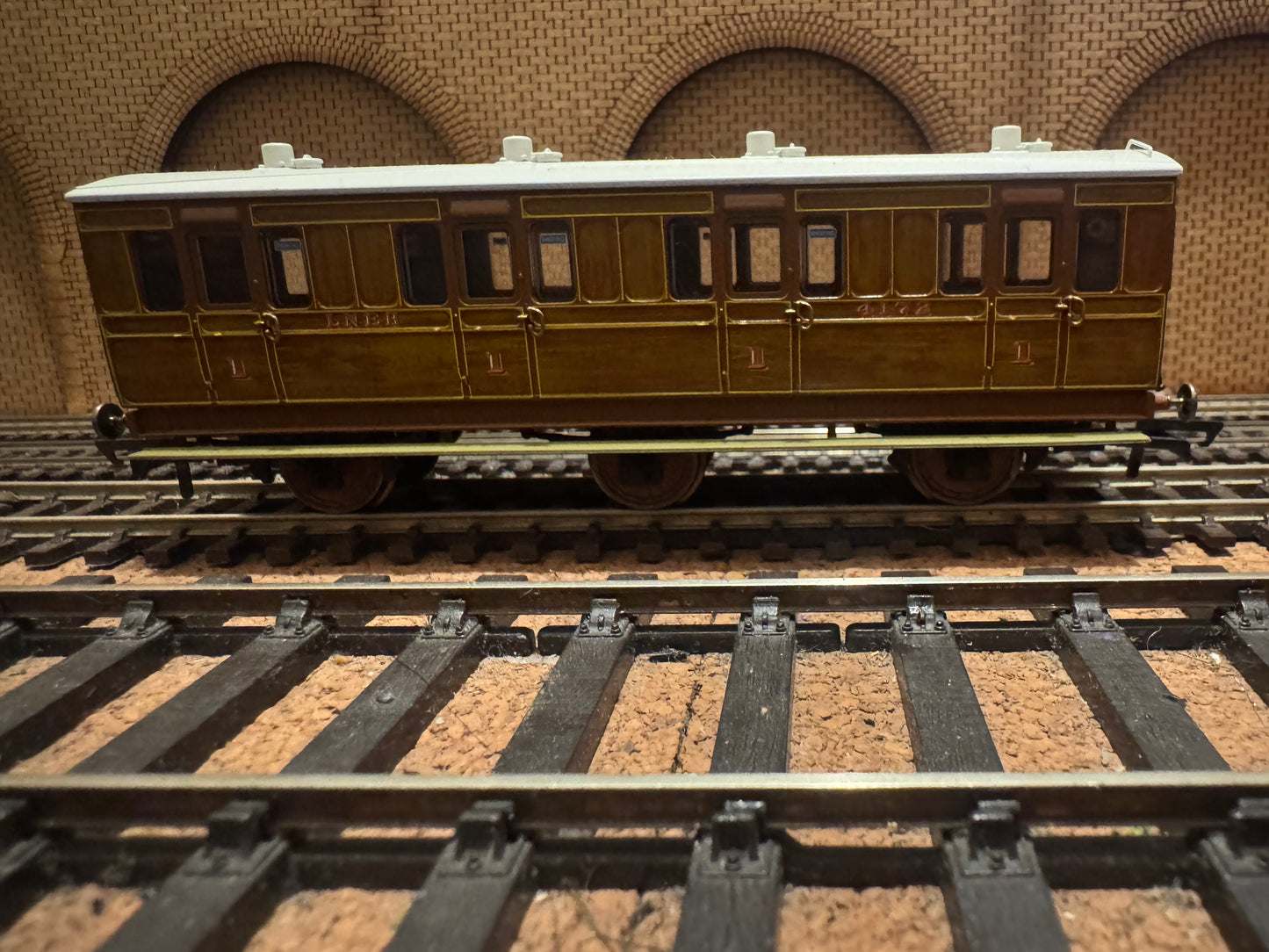 Hornby R40081 (OO) London North Eastern Railway Six Wheel First Class Compartment Coach, No.4172 In Varnished Teak 