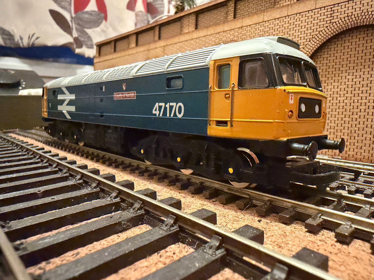 Hornby R307A (OO) British Railways Class 47 No.47170 “County of Norfolk” in BR Large Logo Blue 