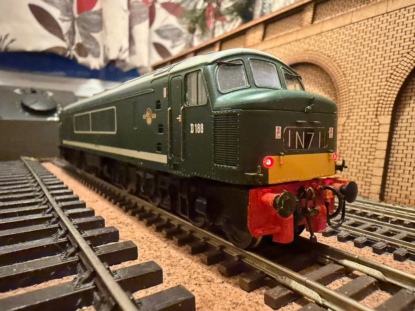 Bachmann 32-702DC (OO) British Railways, Sulzer / Brush Type 4 [Class 46] ‘Peak’ D188 in BR Green with small yellow ends. DCC Fitted 