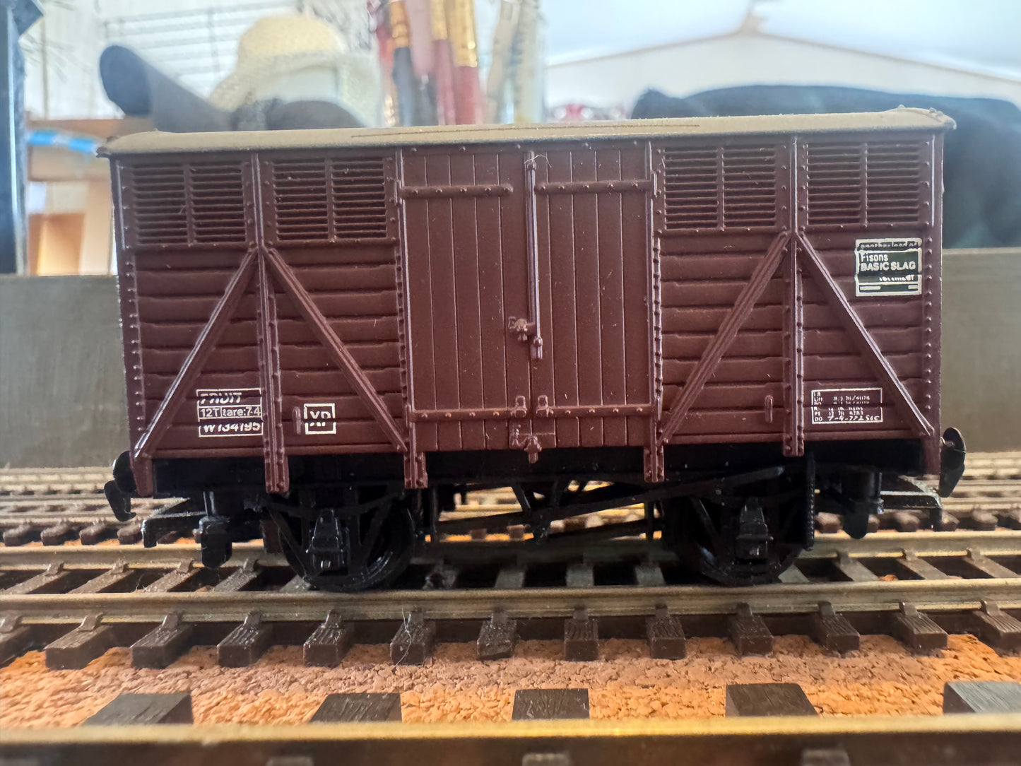 Bachmann 32-201 (OO) British Railways Western Region, Ventilated Fruit Van W.134195 in BR Bauxite.