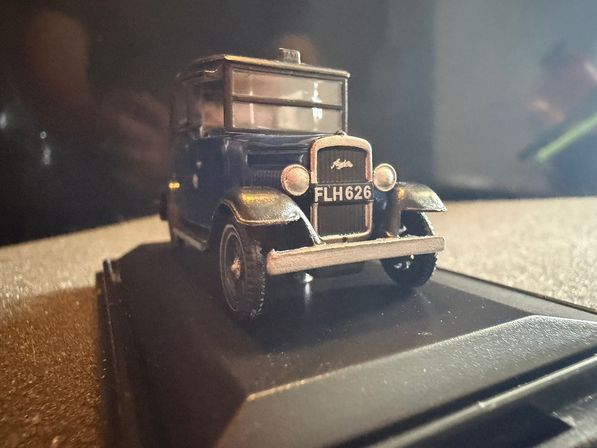 Oxford Diecast 76AT002 (1:76 / OO) Austin Taxi in Blue.