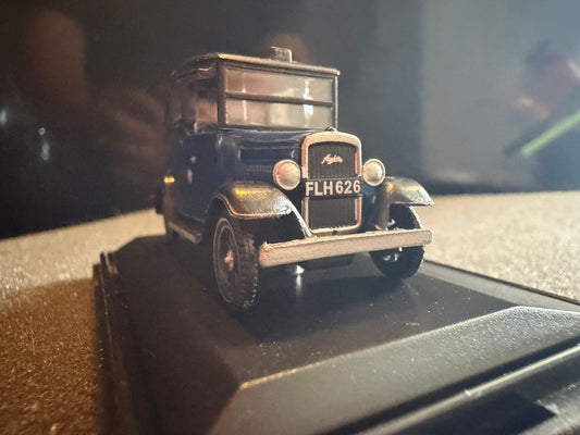 Oxford Diecast 76AT002 (1:76 / OO) Austin Taxi in Blue.