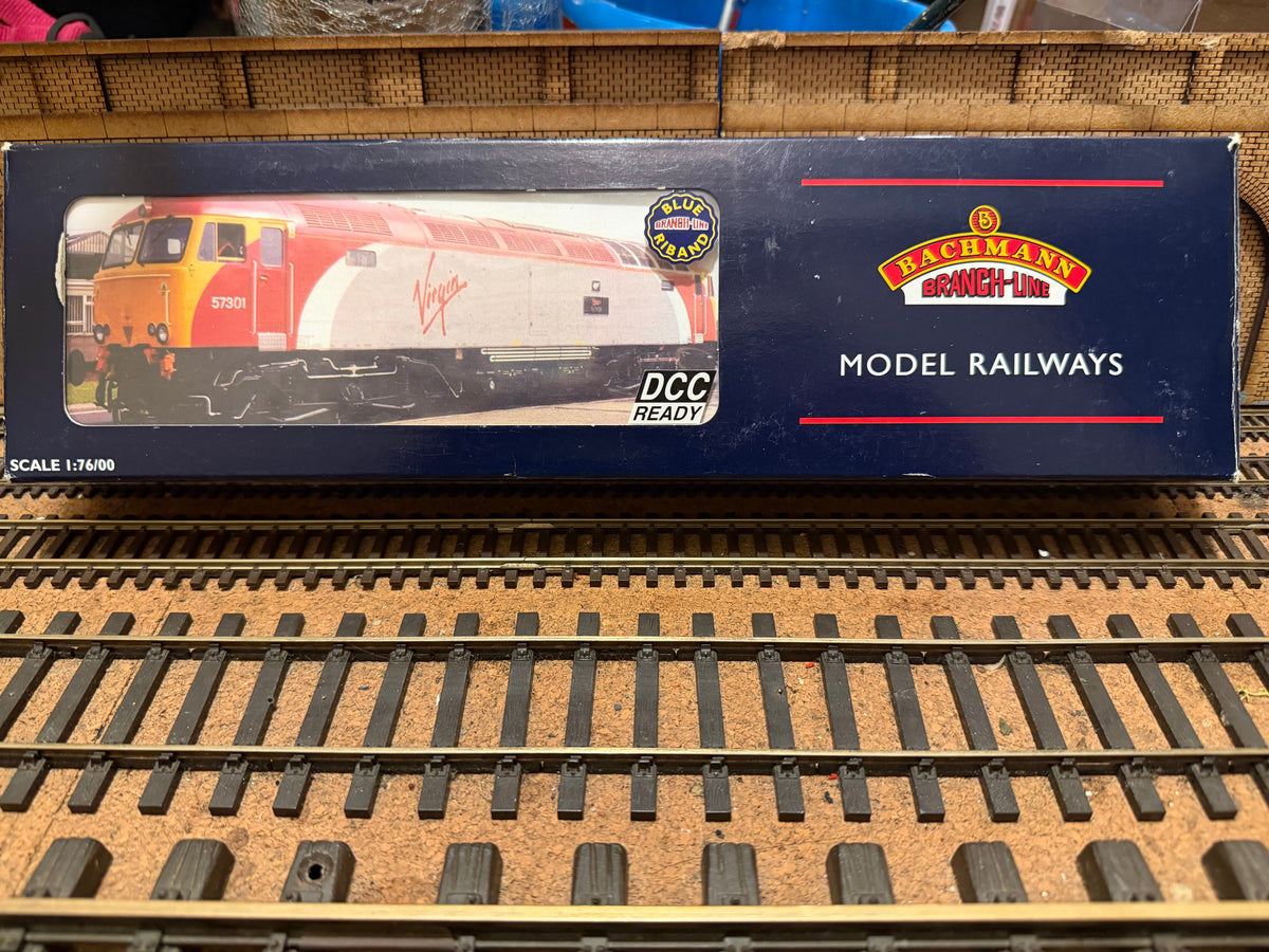 Bachmann 32-751 (OO) Brush Traction / Virgin Trains Class 57/3 No.57301 “Scott Tracey” in Virgin Trains Livery and Pre Dellner Coupling Condition. DCC Ready