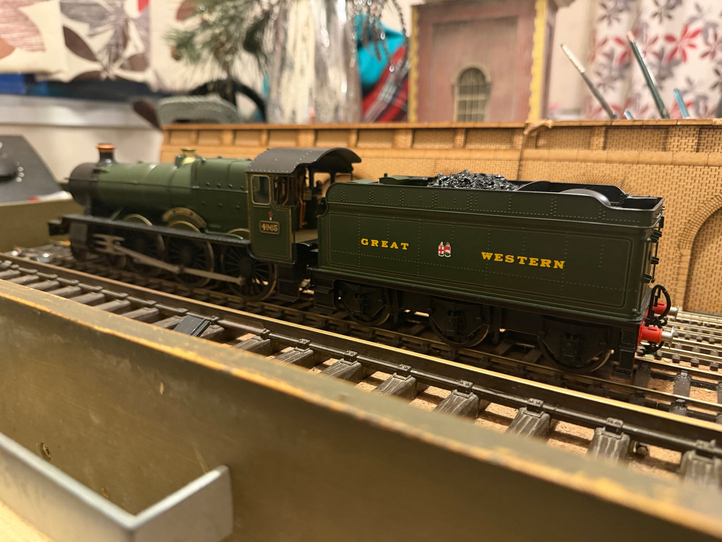 Tower Models (O) Great Western Railway 49xx ‘Hall Class’ No.4965 “Rood Ashton Hall” in Lined Great Western Railway Livery. 