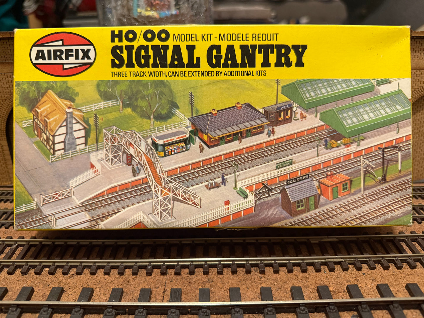 Airfix 03601-6 (HO/OO) Three Track Signal Gantry Kit
