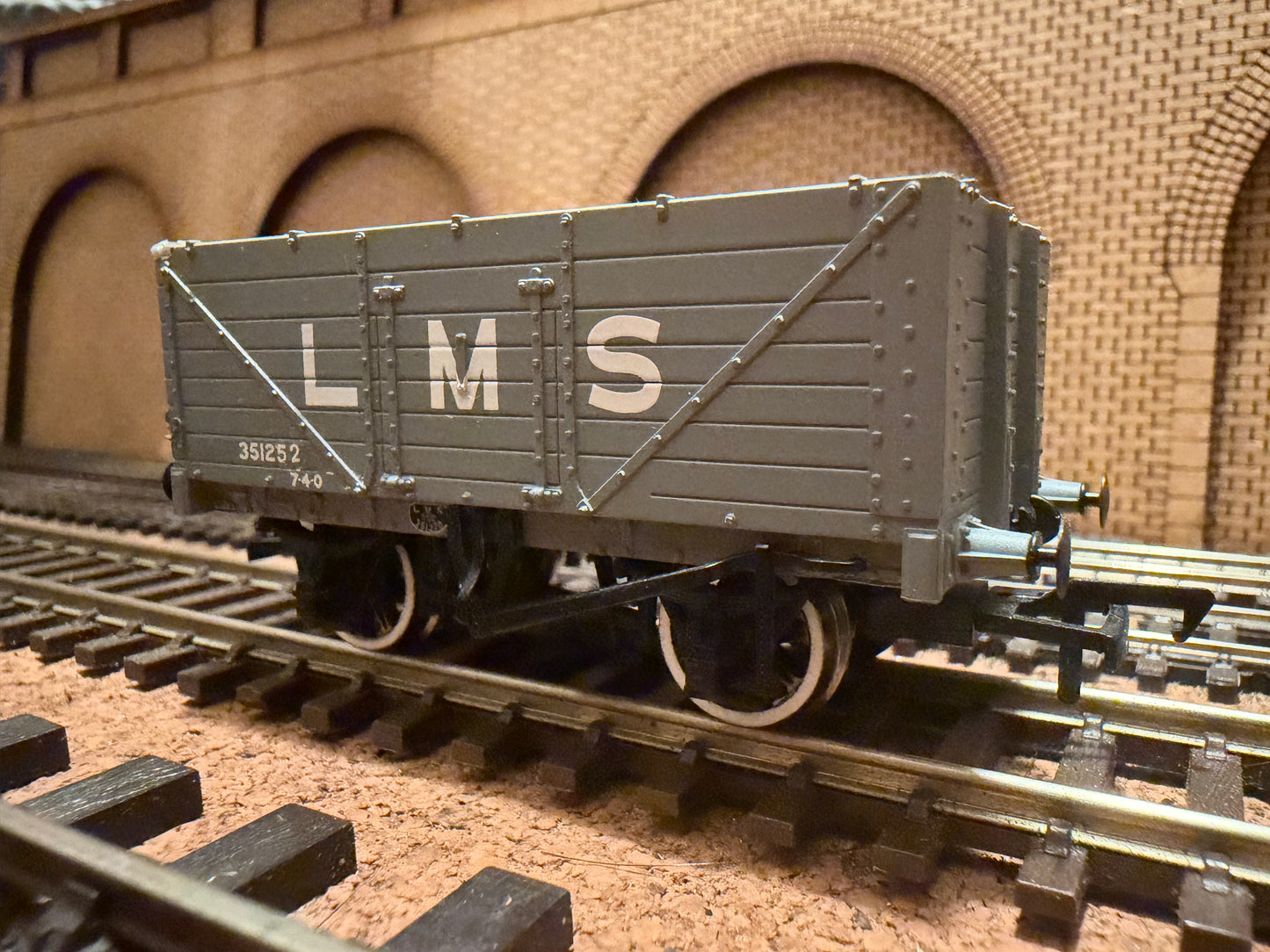 Bachmann 37-088 (OO) London Midland and Scottish Railway 12T Severn Plank Wagon No.351252 