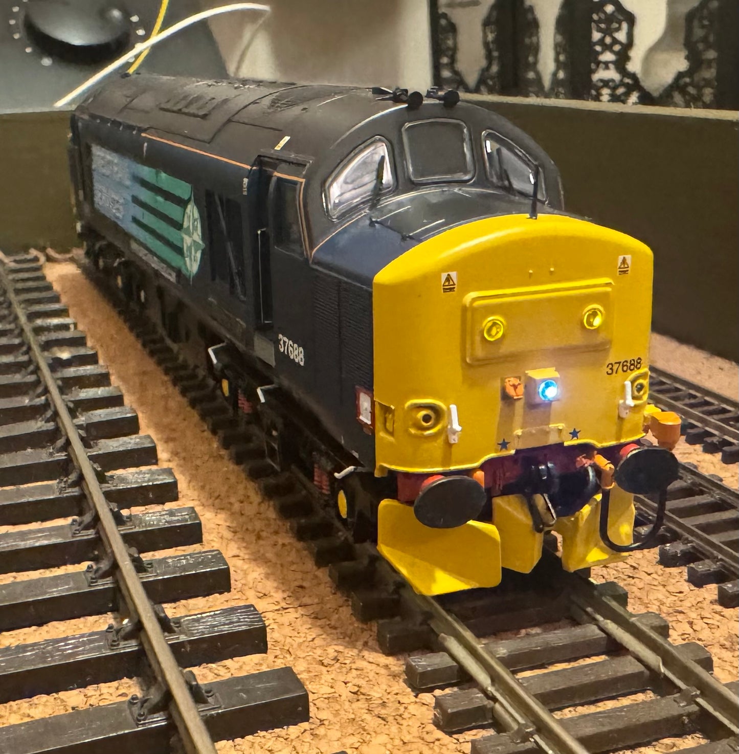 Bachmann (OO) Ex British Railways Class 37/5 No.37688 “Kingmoor TMD” in Direct Rail Services ‘Compass’ Livery. DCC Ready
