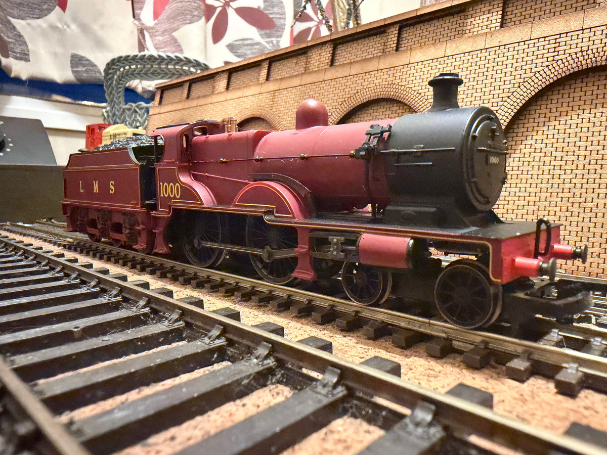 Hornby Railroad R3063 (OO) Ex MR 1000 Class ‘Midland Compound’ No.1000 in London Midland & Scottish Crimson Lake. DCC Ready