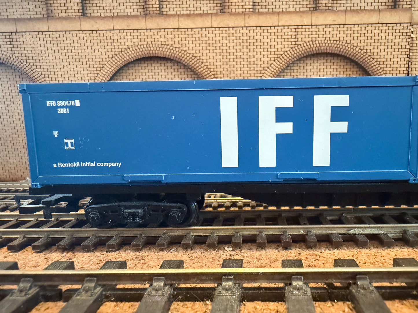 Hornby Railroad R6425 (OO) Ex British Rail Container Wagon with Containers. 