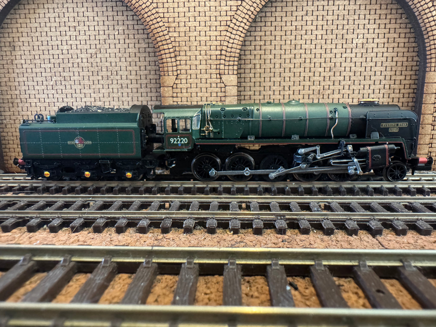 Dapol 2S-013-010 (N Gauge) Pines Express 9F 92220 “Evening Star” and Four Gresley Coaches. DCC Fitted 