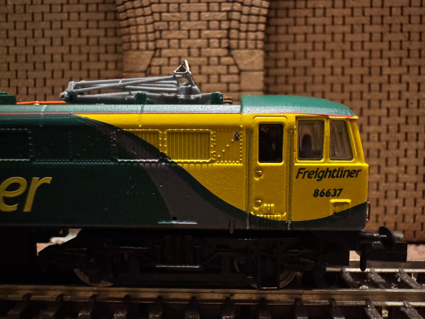 Dapol ND099Q (N Gauge) Ex BR Class 86/6 No.86637 in Freightliner Powerhaul livery. DCC Ready 
