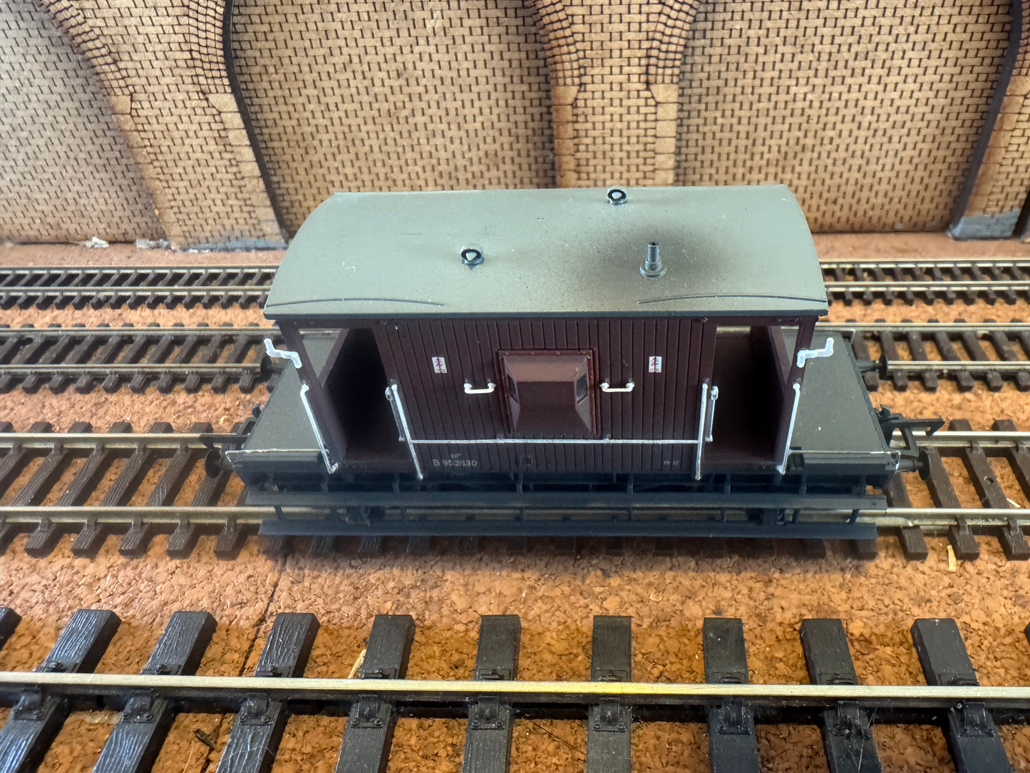 Bachmann 37-537D (OO) British Railways 20T Brake Van No.B952830 in weathered BR Bauxite. 