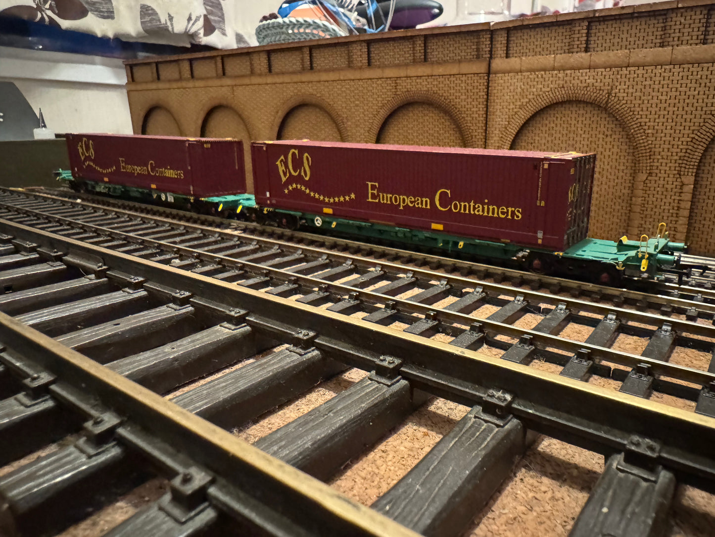 Bachmann 37-300 (OO) Intermodal Bogie Wagon Twin pack with 45ft Swap-body Containers in ECS livery. 