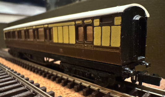 Graham Farish No. 0614 (N Gauge) Great Western Railway, 57ft Composite Brake Suburban No.276 in GWR Chocolate & Cream. 