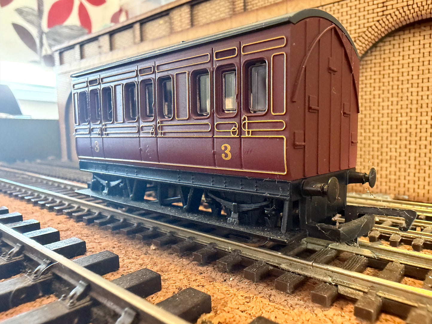 Hornby R468 (OO) London Midland Scottish Railway, Generic Four Wheeled Composite Coach. 