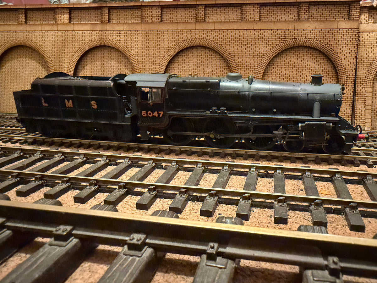 Hornby R30274 (OO) London Midland & Scottish Railway 5P-5F ‘Black Five’ No.5047 in Weathered LMS Lined Black (Shed Code 5A, Crewe North). DCC Ready 