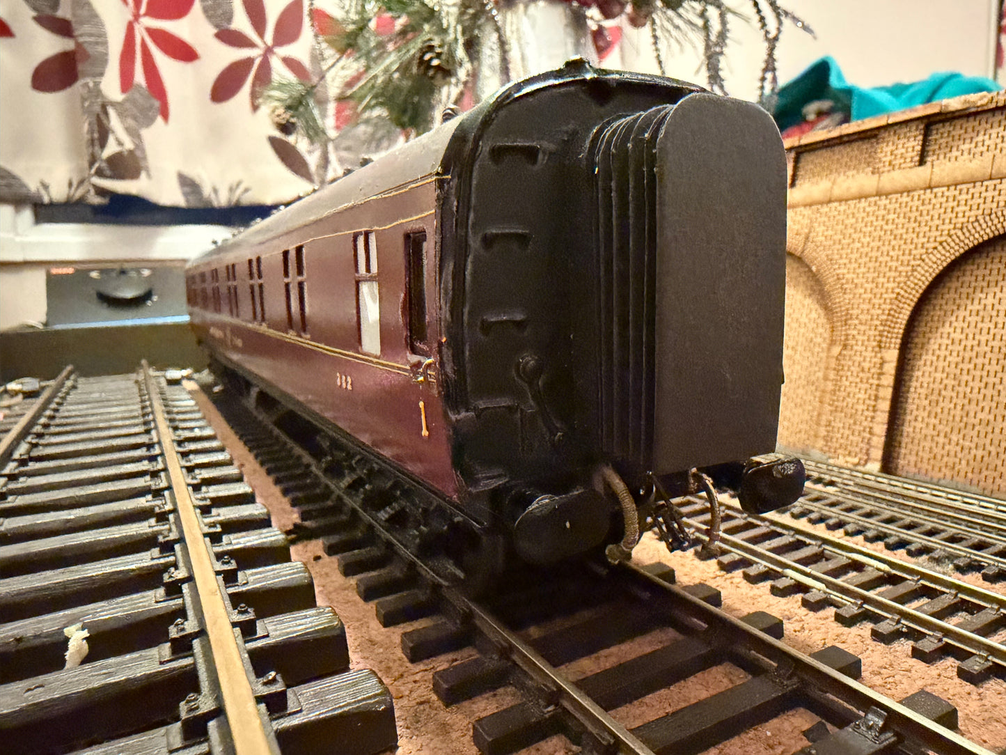 Westdale (O Gauge) London Midland Scottish Railway, 69ft Twelve Wheel Sleeping Coach No.352 in LMS Crimson 
