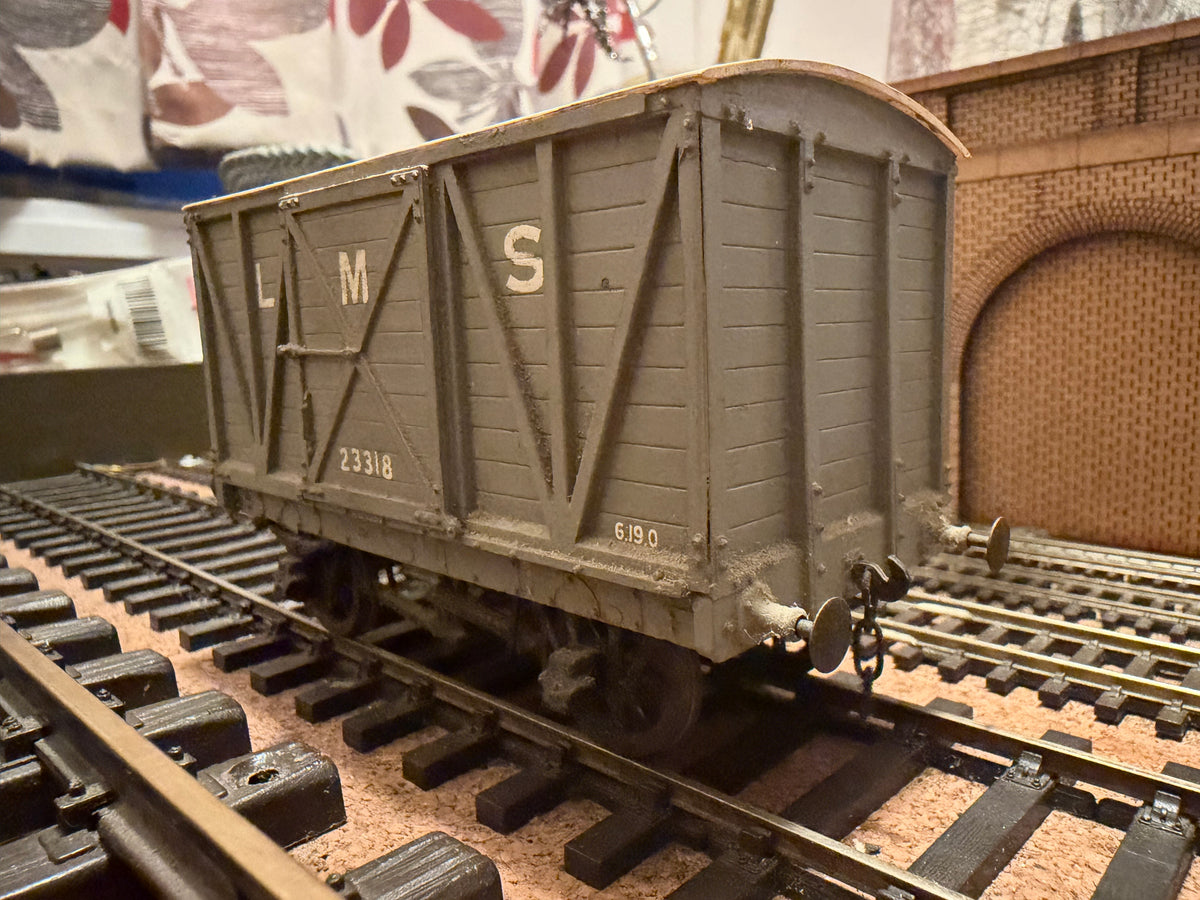Slaters (O Gauge) Ex MR 10T Van No.23318 in London Midland & Scottish Railway Grey. 