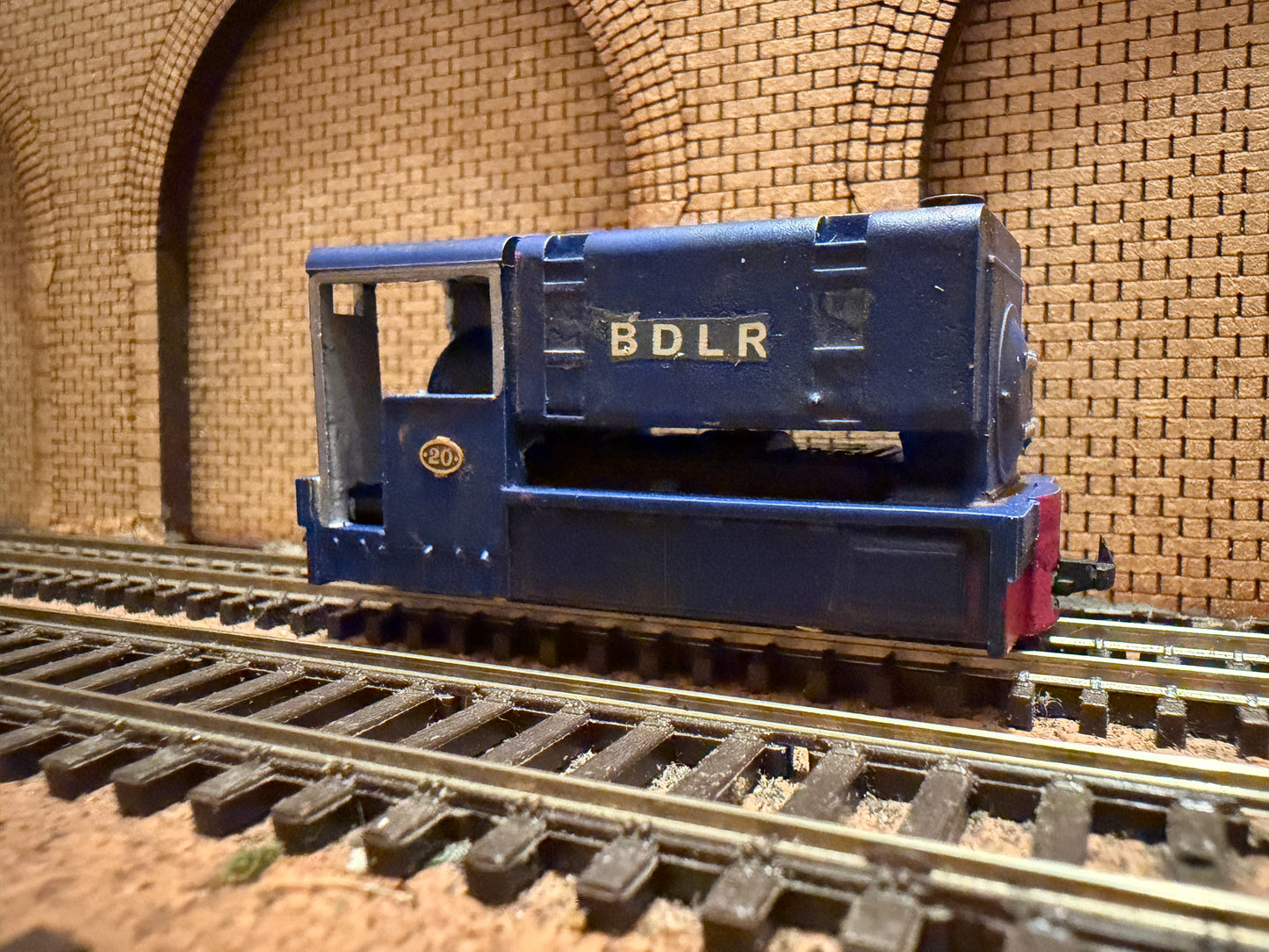 Kato / Unknown (OO9) HK Porter Co. ‘Roller Ingot’ Saddle Tank No.20. In BDLR tramway livery.