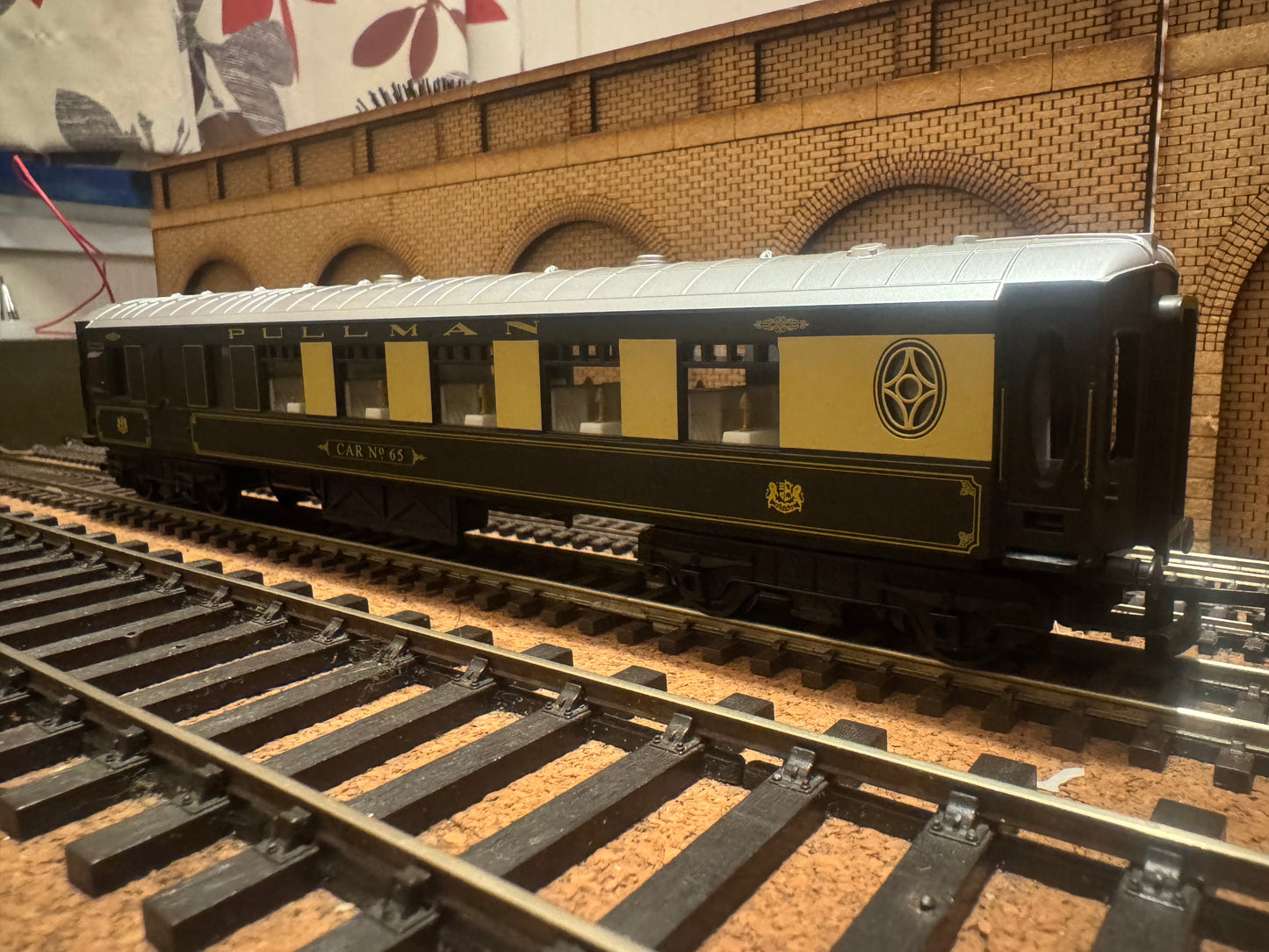 Hornby Railroad R4313 (OO) Pullman Class K Third Class Parlour Brake. 