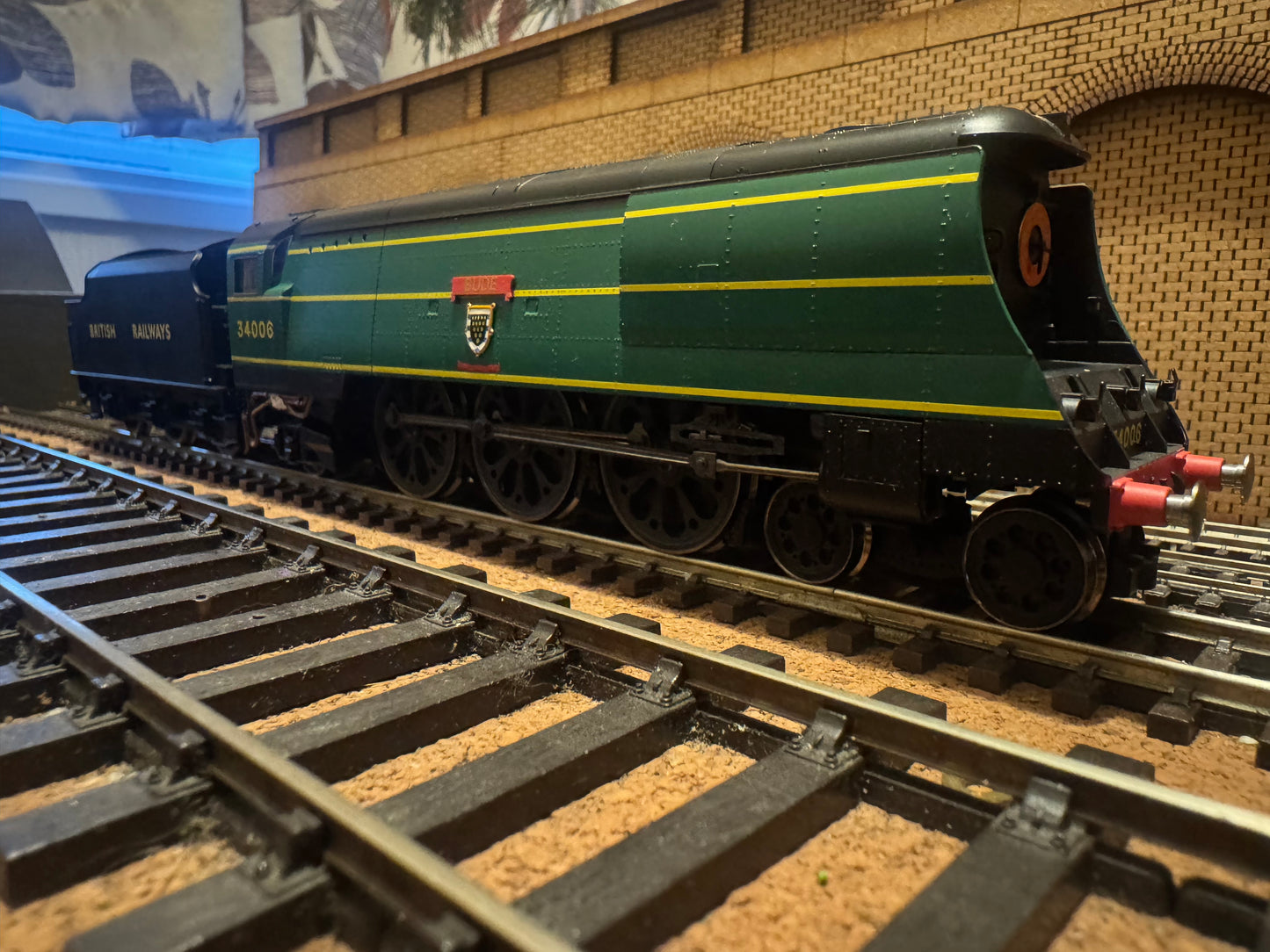 Hornby R2685 (OO) Ex SR ‘West Country’ No.34006 “Bude” with Ex LMS Tender in 1948 British Railways, Locomotive Exchange Trials, SR Green, BR Number and Black Tender. Special Edition No.1424 of 2008. DCC Ready. 