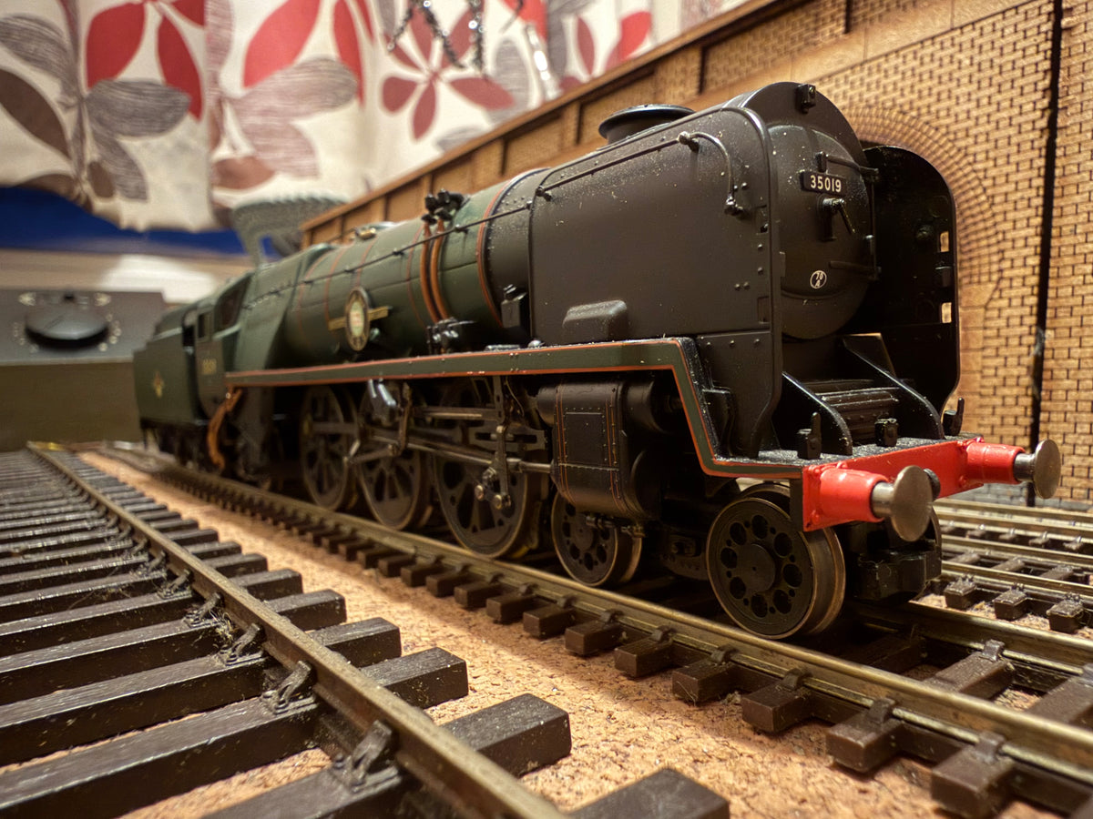 Hornby R2528 (OO) Ex SR, Rebuilt Merchant Navy No.35019 “French Line” in British Railways Lined Passenger Green. (Shed Code 70A, Nine Elms Depot)