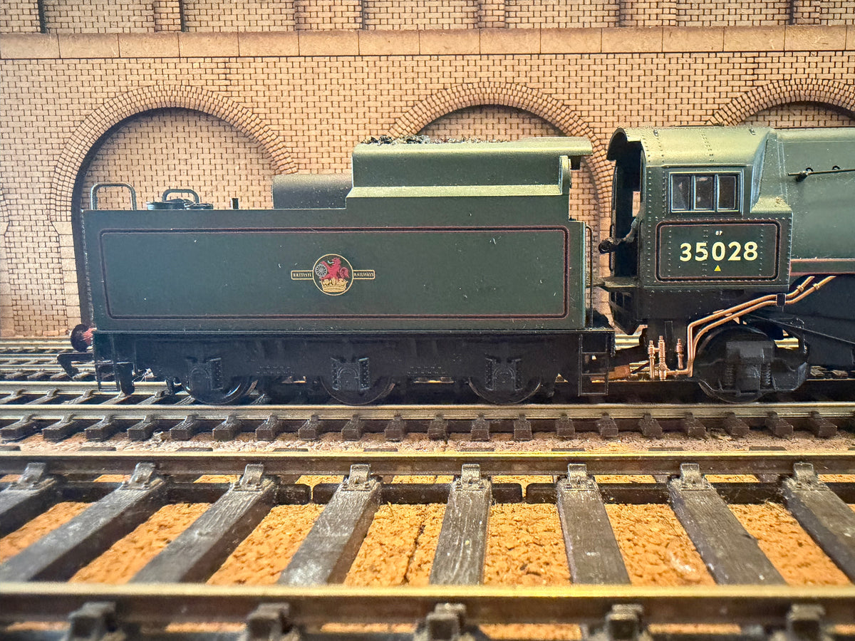Hornby R2169 (OO) Ex SR, Rebuilt Merchant Navy No.35028 “Clan Line” in British Railways Lined Passenger Green. Shed code, 70A Nine Elms Depot)