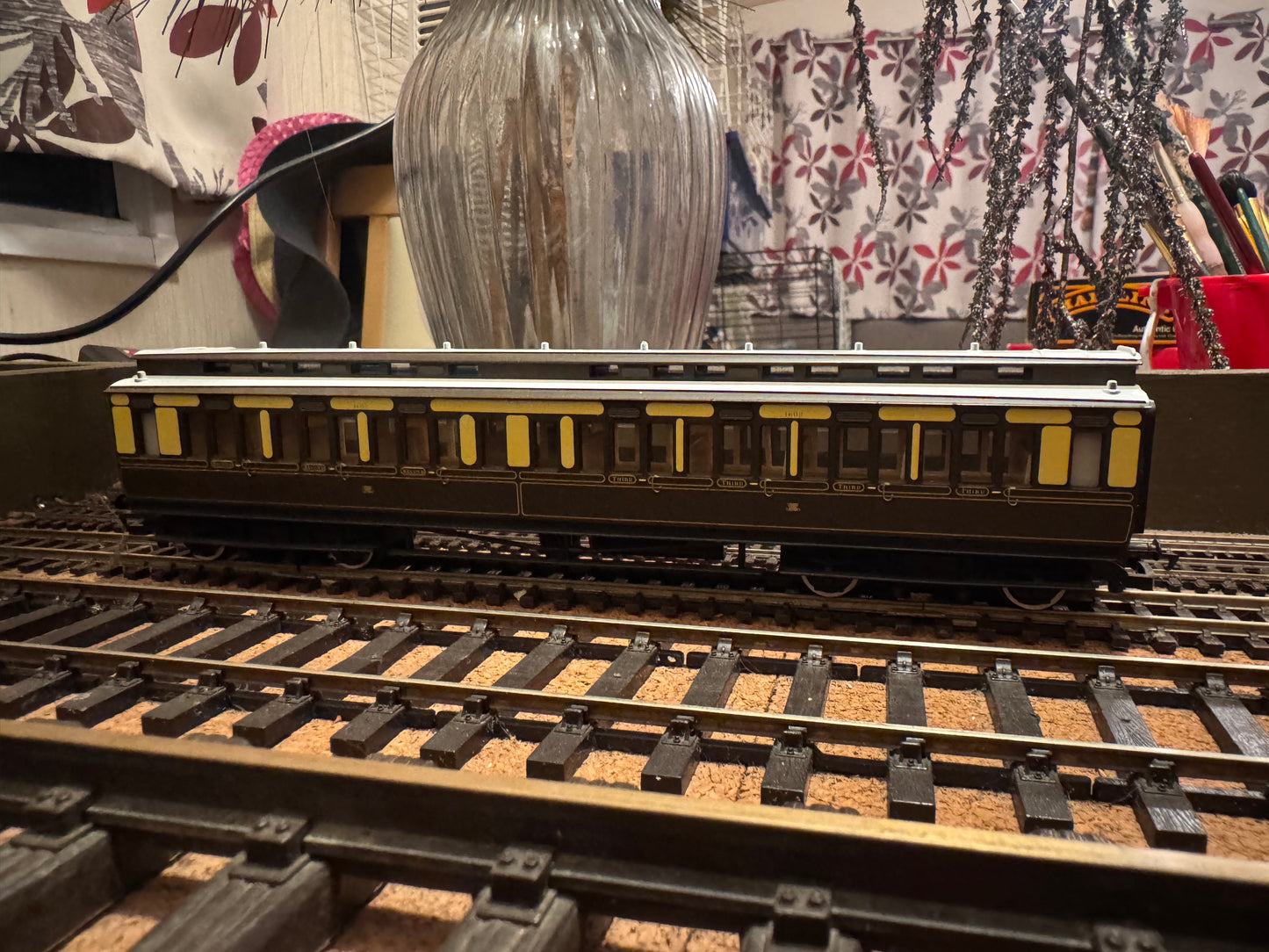 Hornby R.122 (OO) Great Western Railway ‘Dean’ Clerestory Composite Coach, in GWR 1880 - 1908 Chocolate & Cream with Gold Lining 
