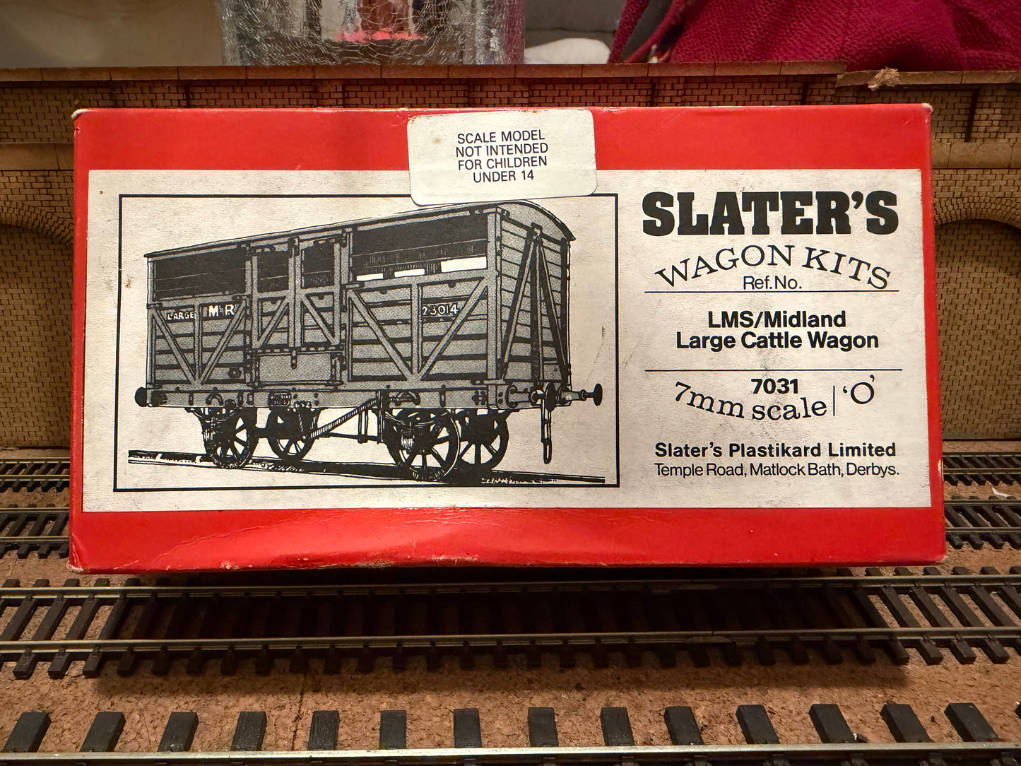 Slater’s 7031 (O Gauge) Ex MR ‘Large’ 10T Cattle Wagon No.114351 in London Midland & Scottish Railway Grey, with Bull (unfinished) 