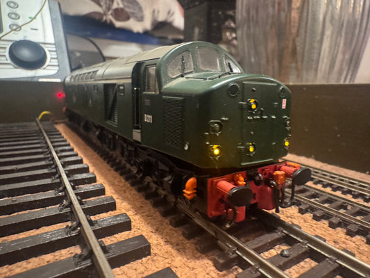 Bachmann 32-480DS (OO) British Railway, English Electric Type 4, [Class 40] No.D211 “Mauretania” in BR Green. DCC Sound Fitted. 