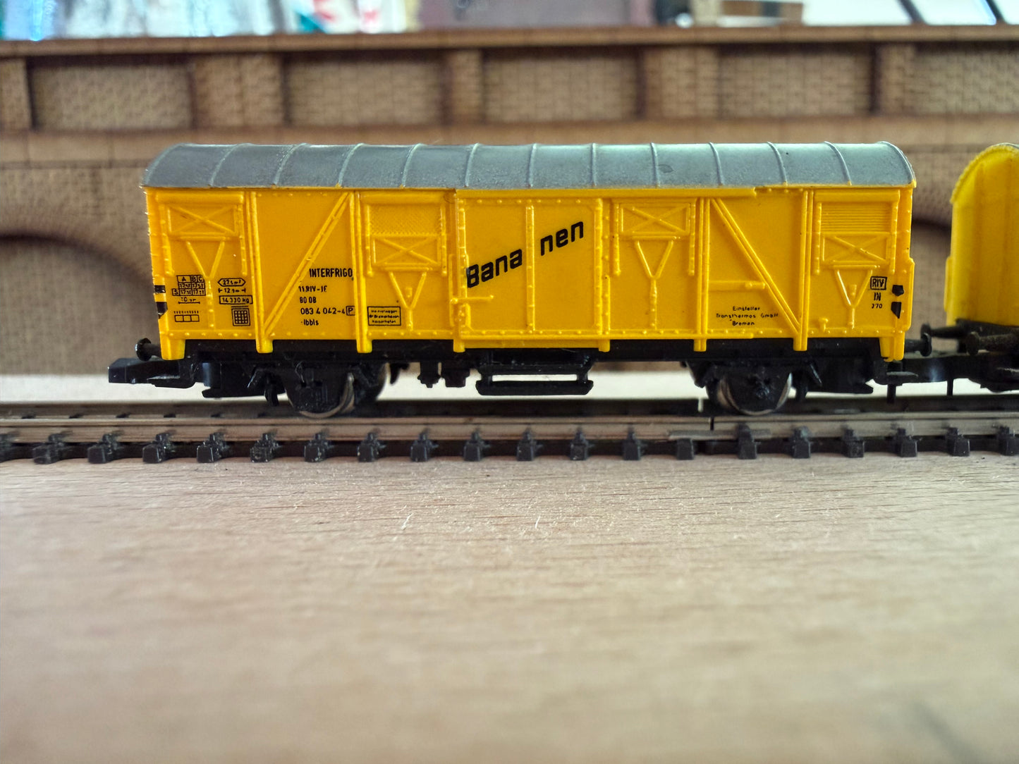 Marklin 8606 (Z) Deutscher Bahn Refrigerated Banana Wagons, No.083 6 042F. Set of Two 