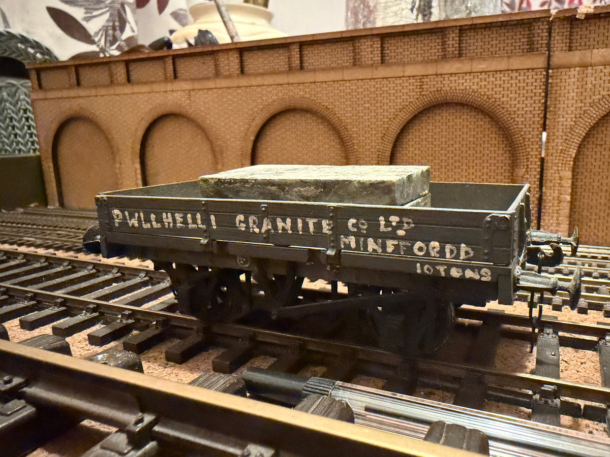 Three Aitch Mouldings (O Gauge) Pwllheli Granite Co Ltd of Minffordd 10T Three Plank Wagon with Load 