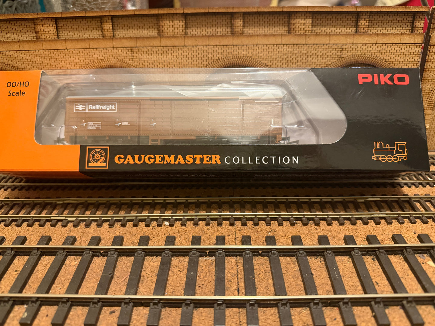 Gaugemaster / Piko 72208 (HO / OO) Track Cleaning Wagon. 
