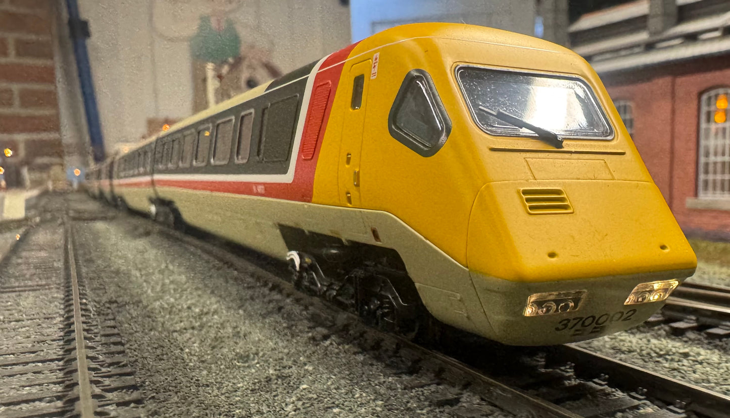 Hornby 30104 (OO) British Rail Class 370, Advanced Passenger Train No.370002 in BR Intercity livery, 5 car set. DCC Ready