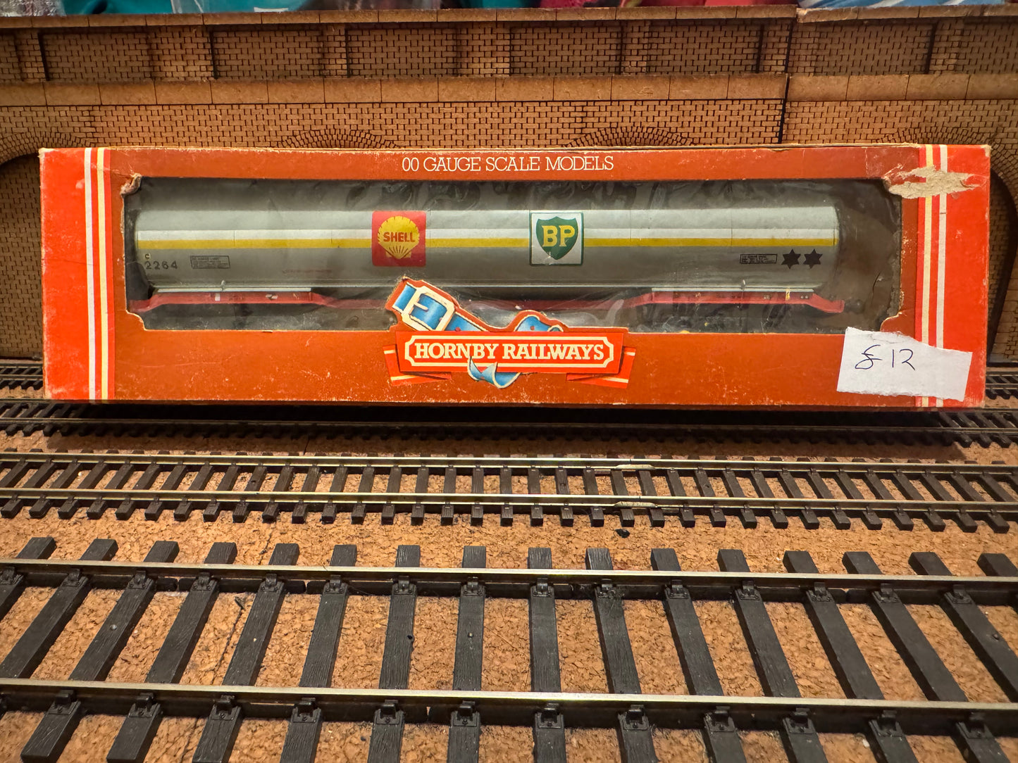 Hornby R.669 (OO) British Railway 100T TEA Tanker In Shell-BP livery 