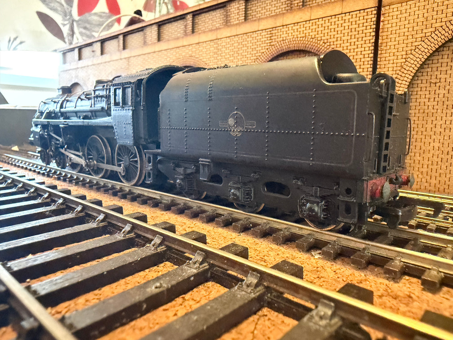 Bachmann 31-105 (OO) British Railways Standard Class 4MT 4-6-0 No.75020 with double chimney and BR1B Tender in Heavily Weathered BR Lined Black 