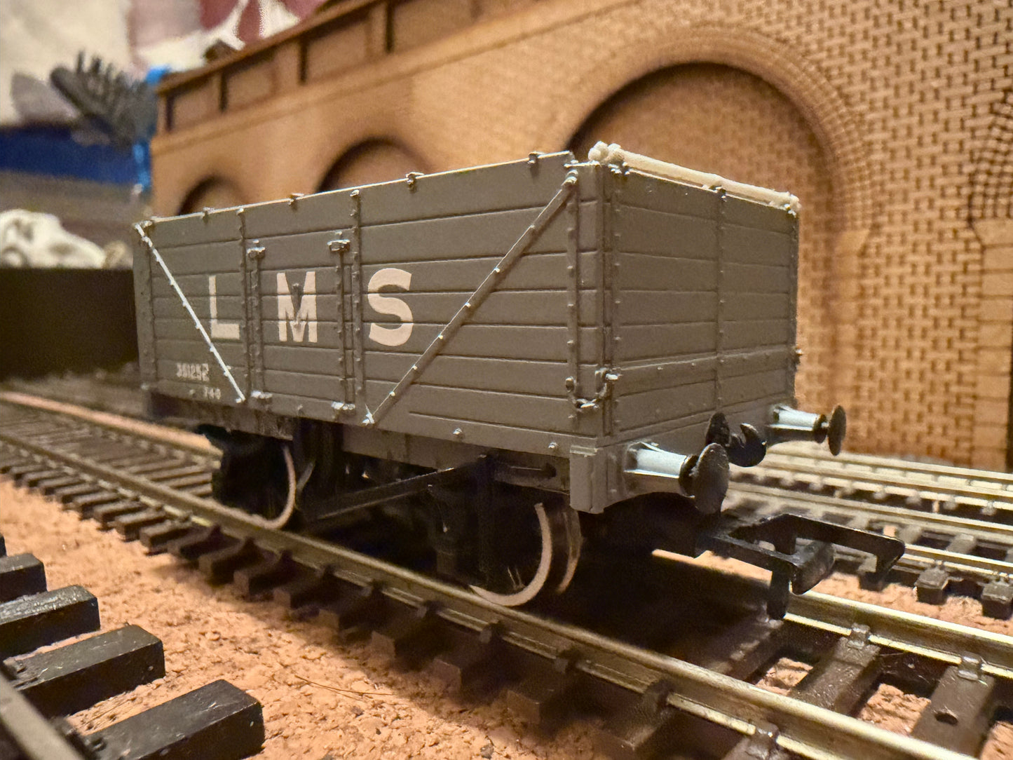 Bachmann 37-088 (OO) London Midland and Scottish Railway 12T Severn Plank Wagon No.351252 