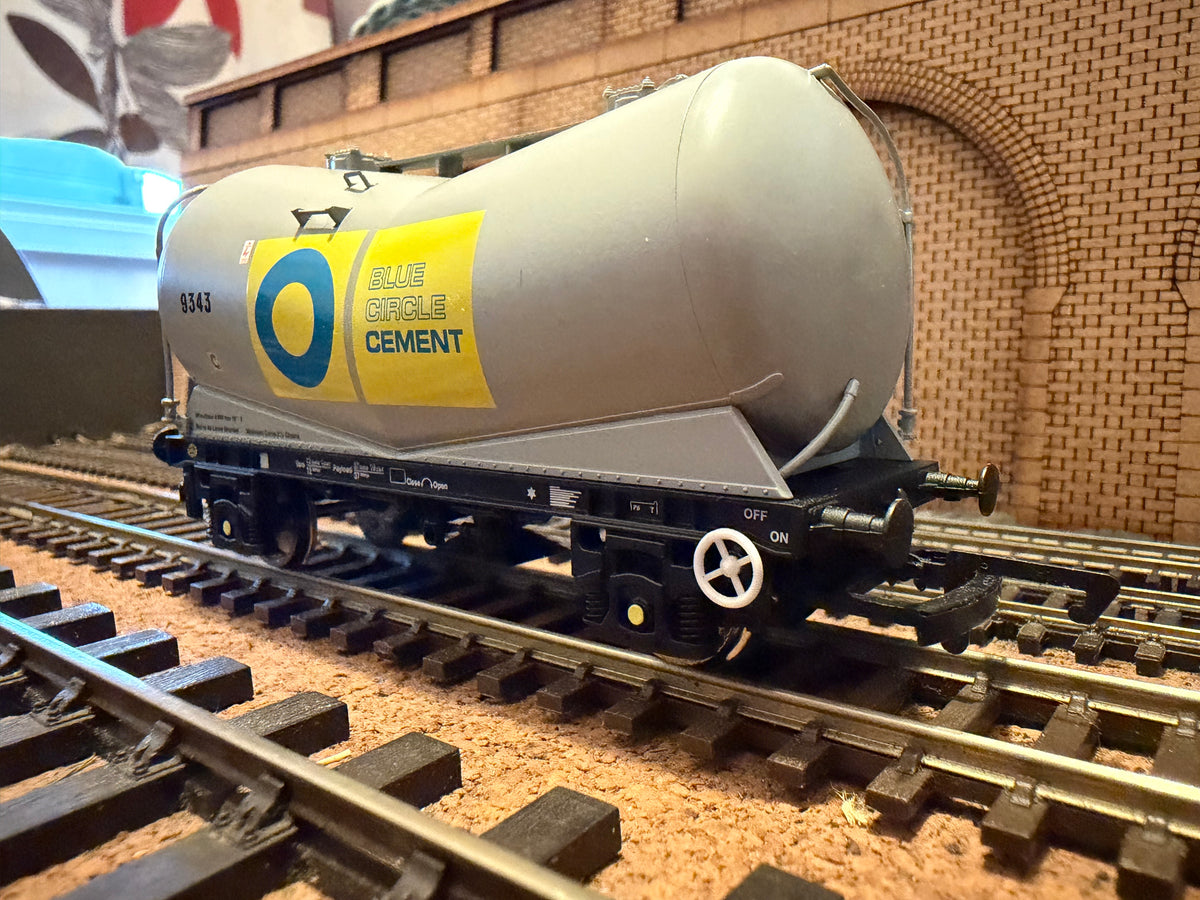 Hornby R6253 (OO) British Rail VEE Cement Tanker No.9343 in Blue Circle Cement Livery 