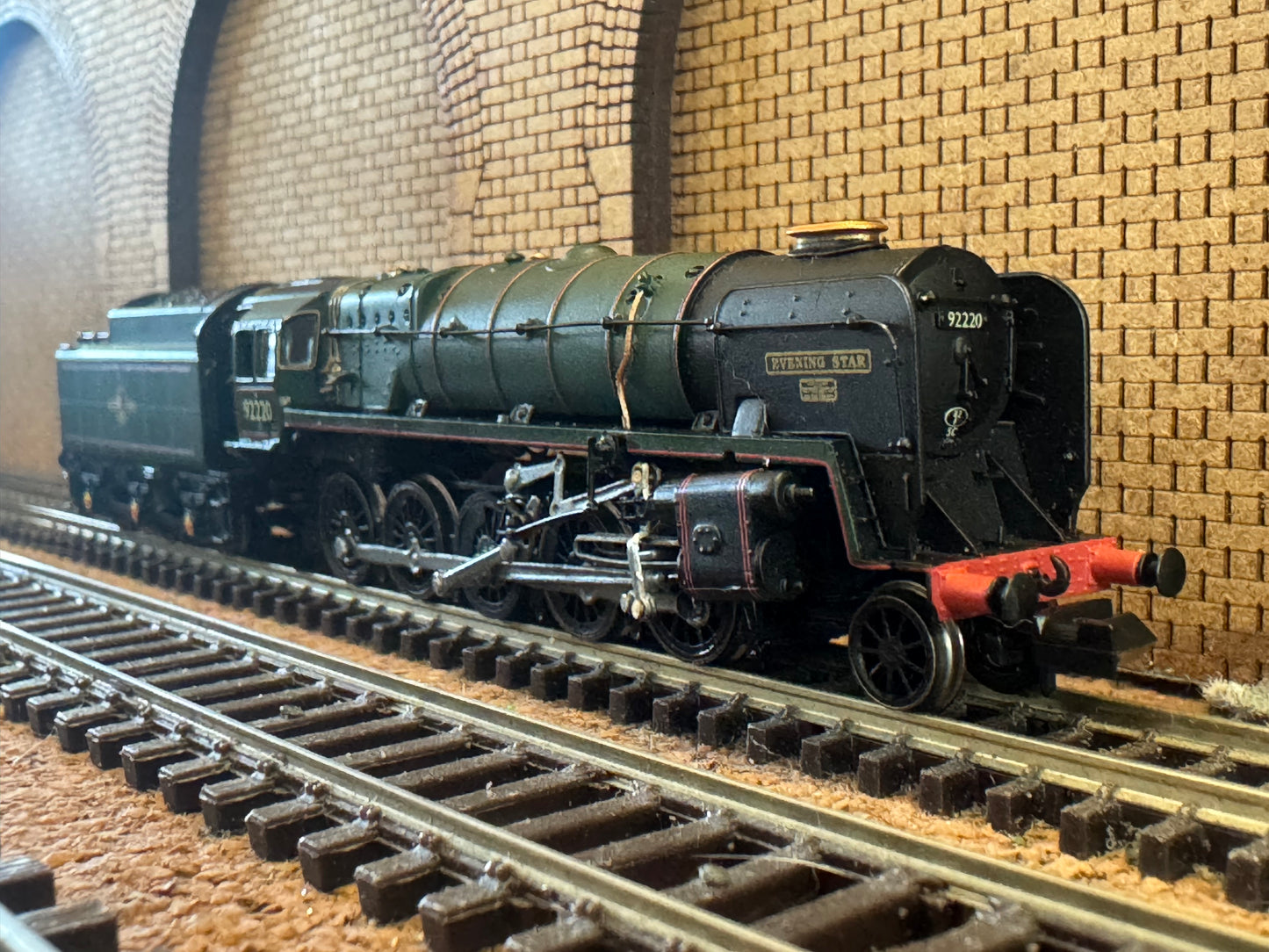 Dapol 2S-013-010 (N Gauge) Pines Express 9F 92220 “Evening Star” and Four Gresley Coaches. DCC Fitted 