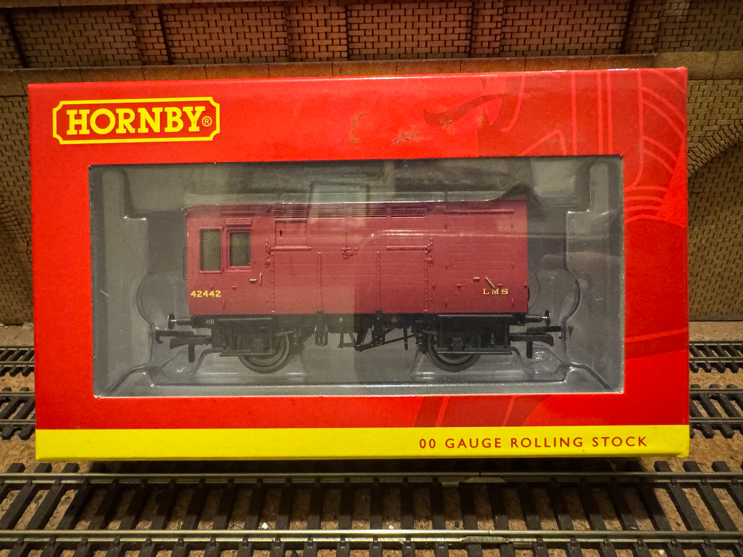 Hornby R6727A (OO) London Midland & Scottish Railway, Horse and Groom Box Wagon No.42442 in LMS Crimson 