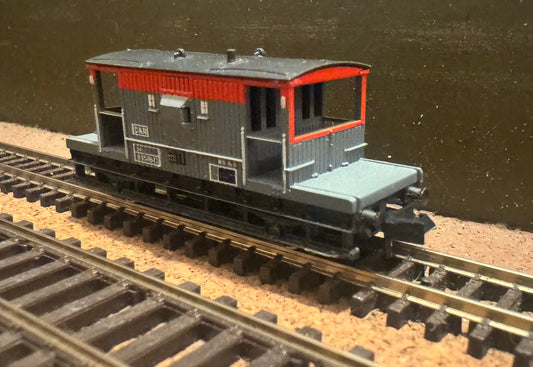 Peco (N Gauge) British Railway 20ton Brake Van B954673 in Railfreight Red Grey.