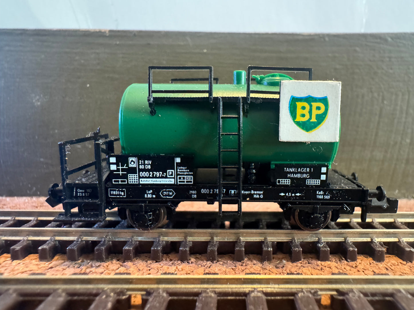 Fleischmann 8402 (Euro N Gauge / 1:160) Deutsche Bahn / British Petroleum Kesselwagen No.000 2 797 - 7.. 