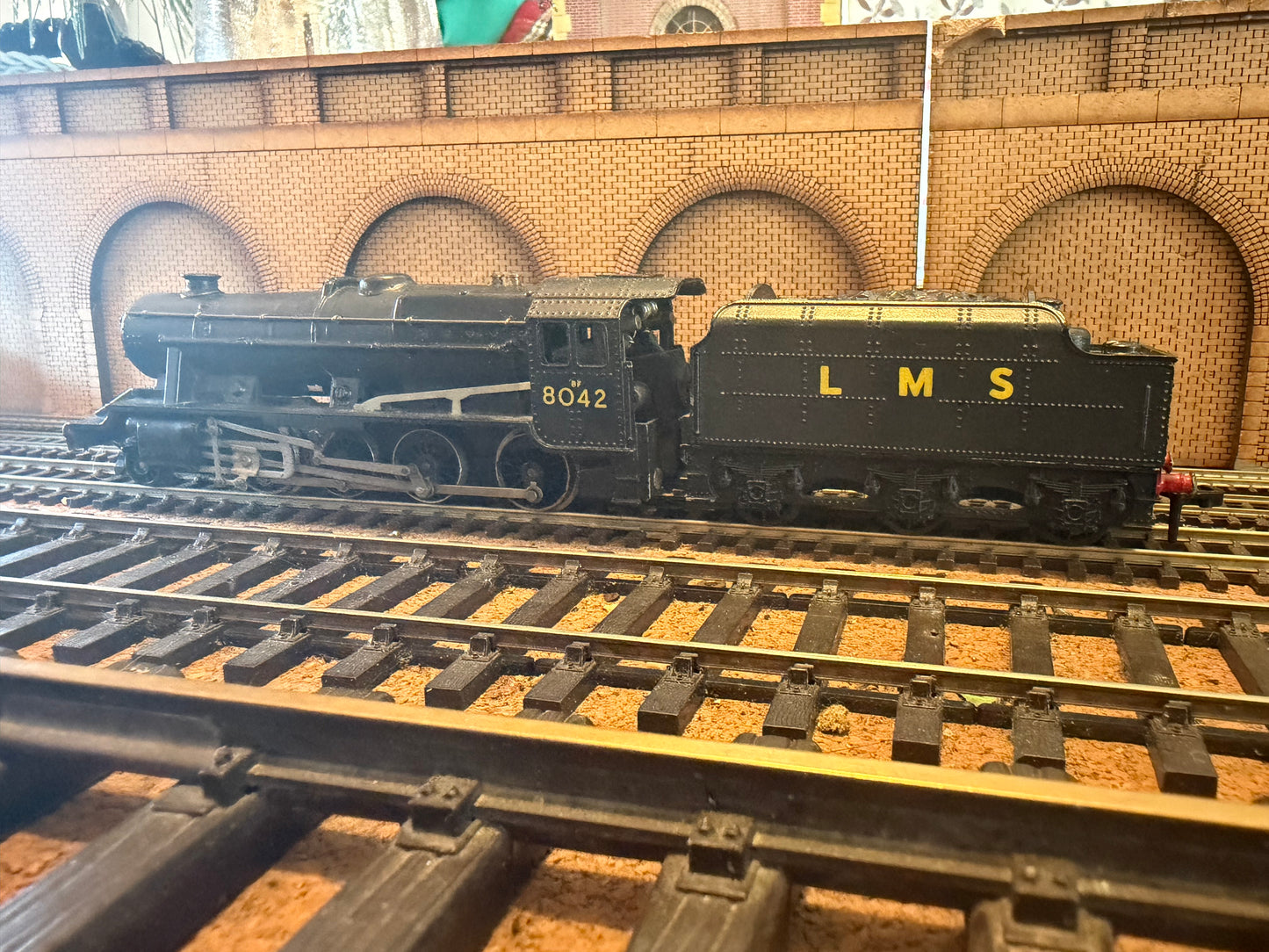 Wrenn R2225 (OO) London Midland & Scottish Railway ‘Stanier’ 8F No.8024 in LMS Unlined Black.