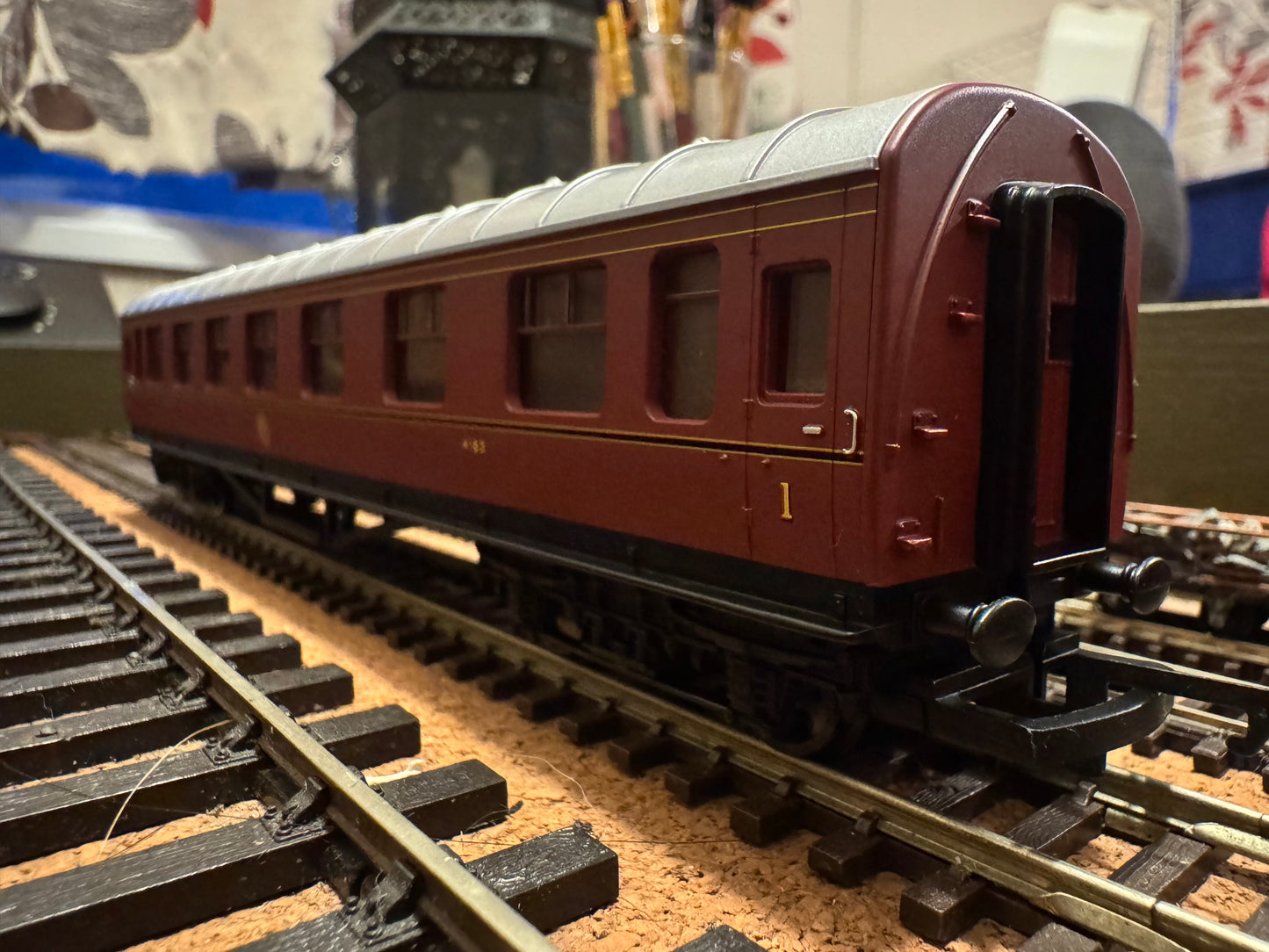 Hornby Railroad R4388 (OO) London Midland & Scottish Railway, ‘Stanier’ Corridor Composite No.4183 in LMS Lined Crimson 