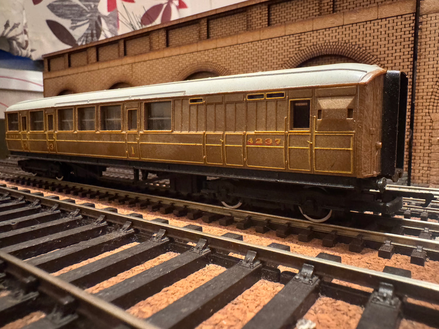 Hornby R4333 (OO) London North Eastern Railway ‘Gresley’ Brake Corridor Composite No.4237 