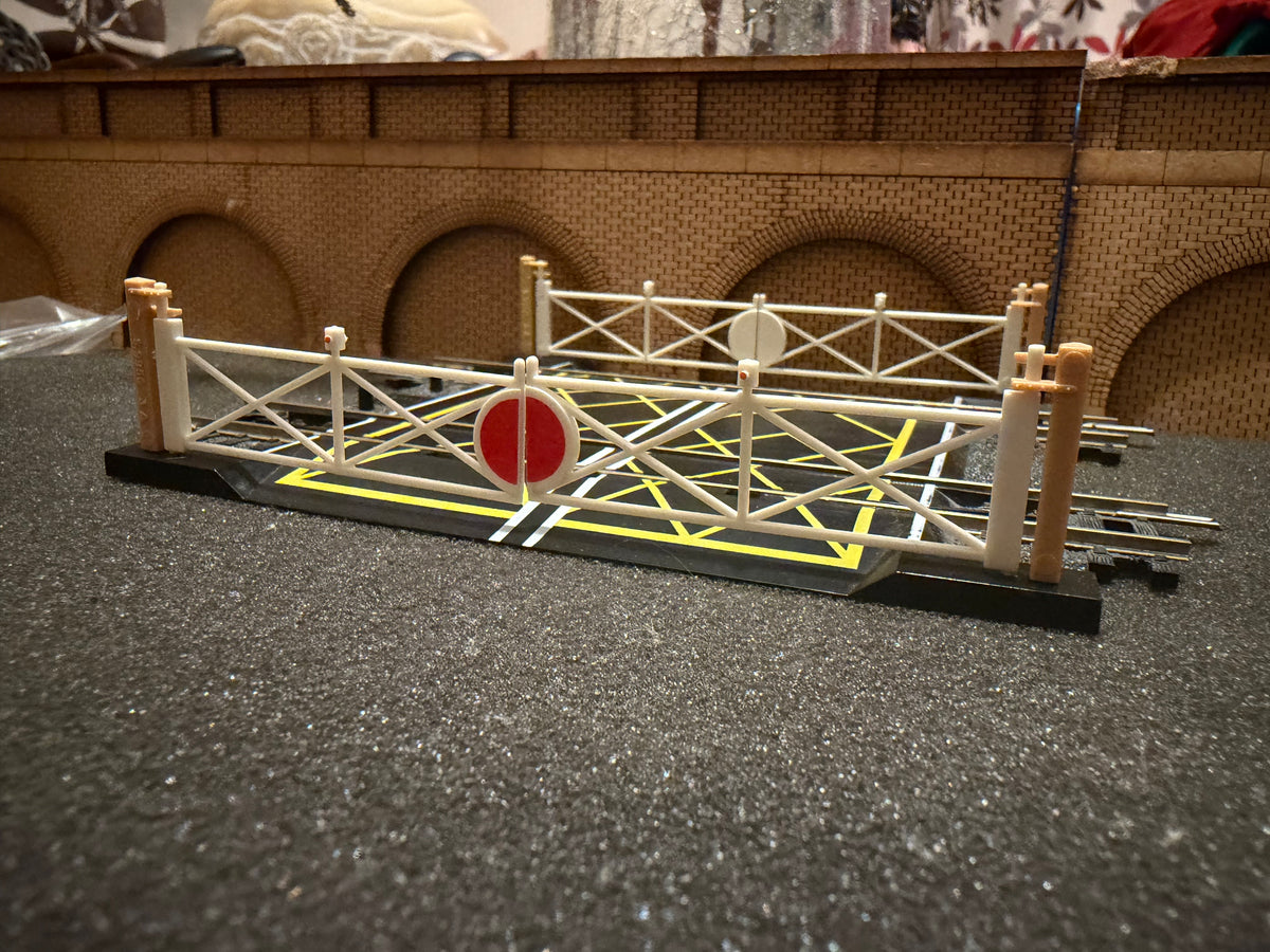 Hornby R636 (OO) Hornby R636 (OO) Double Track Level Crossing with Manual Gates 
