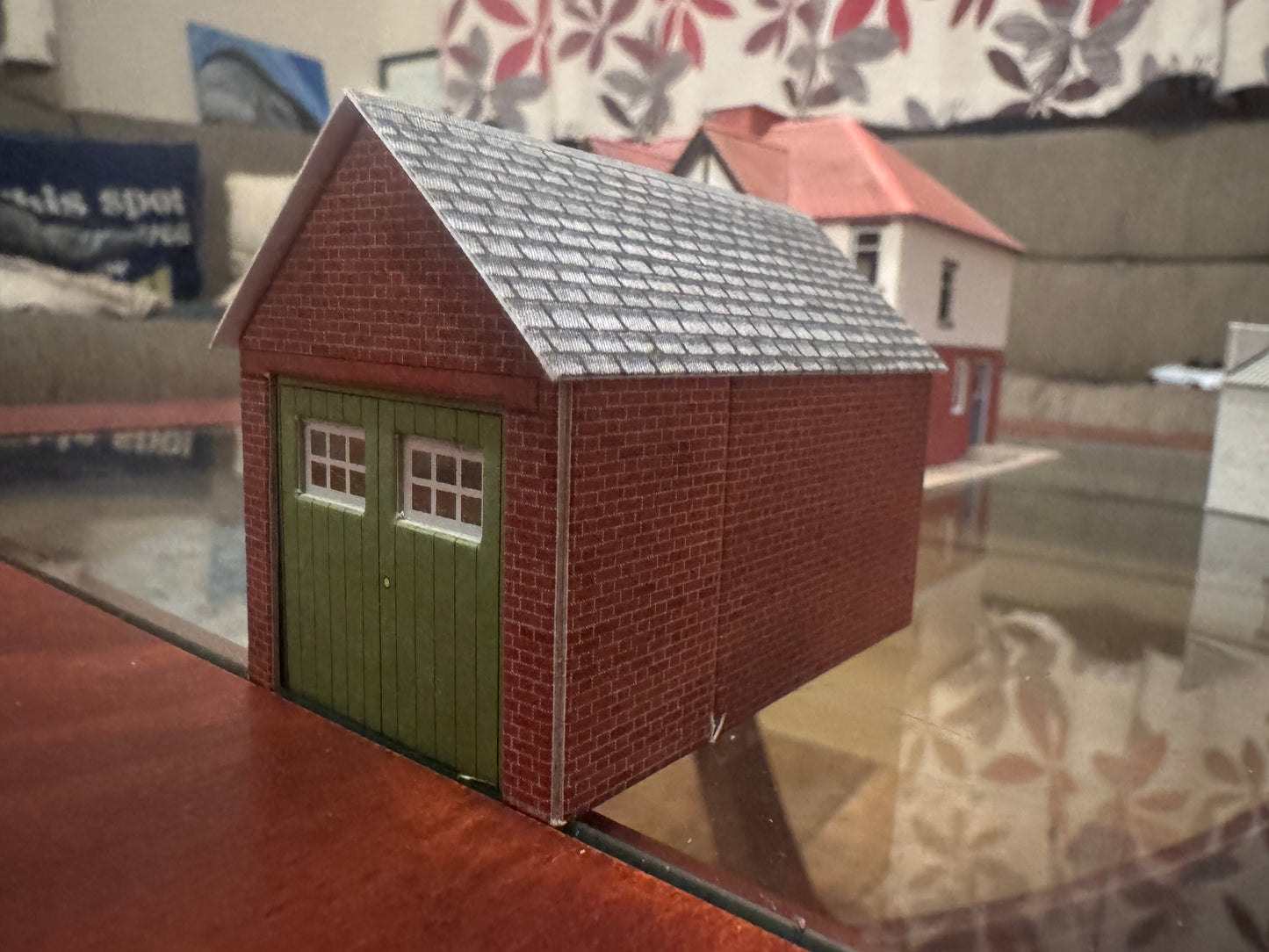 Metcalfe PO266 (OO / 1:76) 1930s Suburban Semi and Garages. Pre Made 
