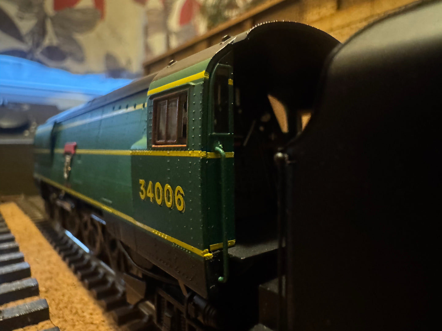 Hornby R2685 (OO) Ex SR ‘West Country’ No.34006 “Bude” with Ex LMS Tender in 1948 British Railways, Locomotive Exchange Trials, SR Green, BR Number and Black Tender. Special Edition No.1424 of 2008. DCC Ready. 
